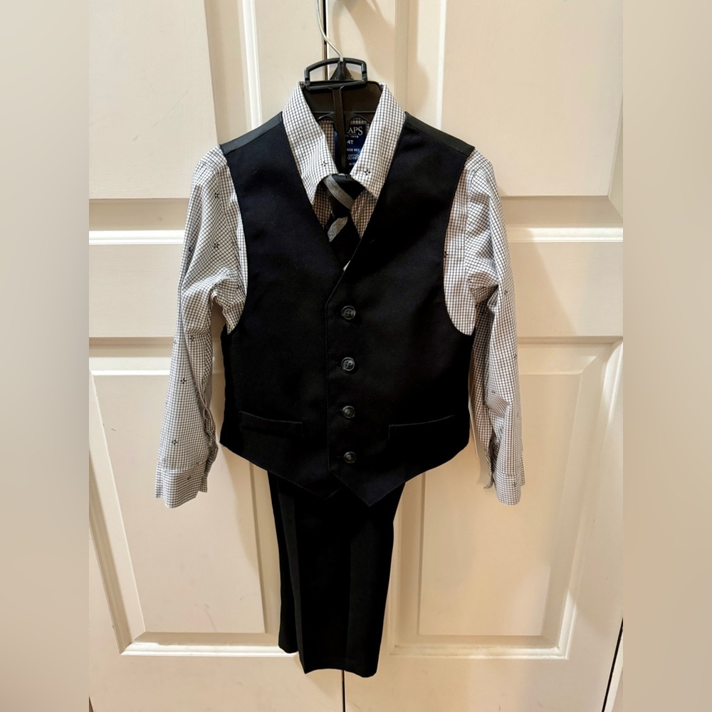 Chaps boys 4T 4-piece vest suit set in black and white, new